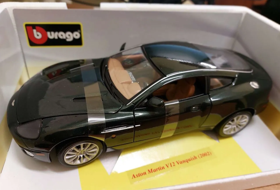 Aston Martin V12 Vanquish 2002 коллекционная модель автомобиля 1:18 фото